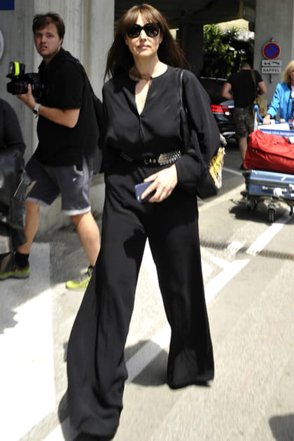 Monica Bellucci en pantalon large noir