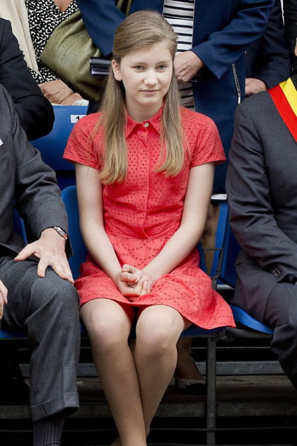Élisabeth de Belgique en robe rouge façon broderie anglaise