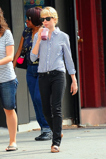 Michelle Williams en chemise rayée et jean noir