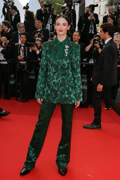 Charlotte Le Bon en tailleur vert satiné
