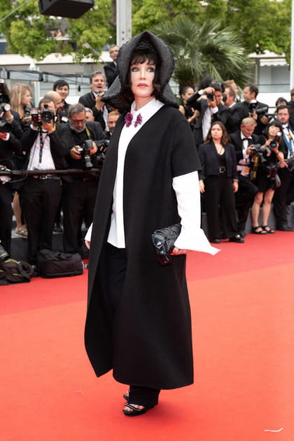 Isabelle Adjani en chemise blanche et chapeau plié