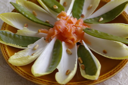 Salade printanière aux endives, pois et saumon fumé