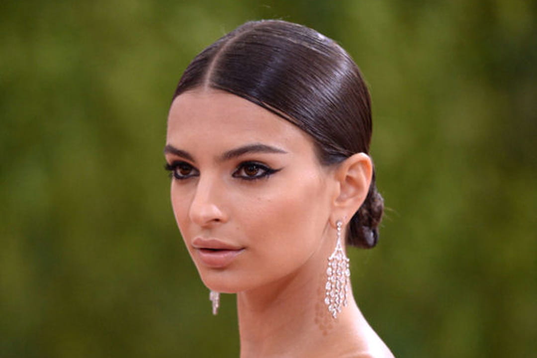 Le chignon bas plaqué d'Emily Ratajkowski