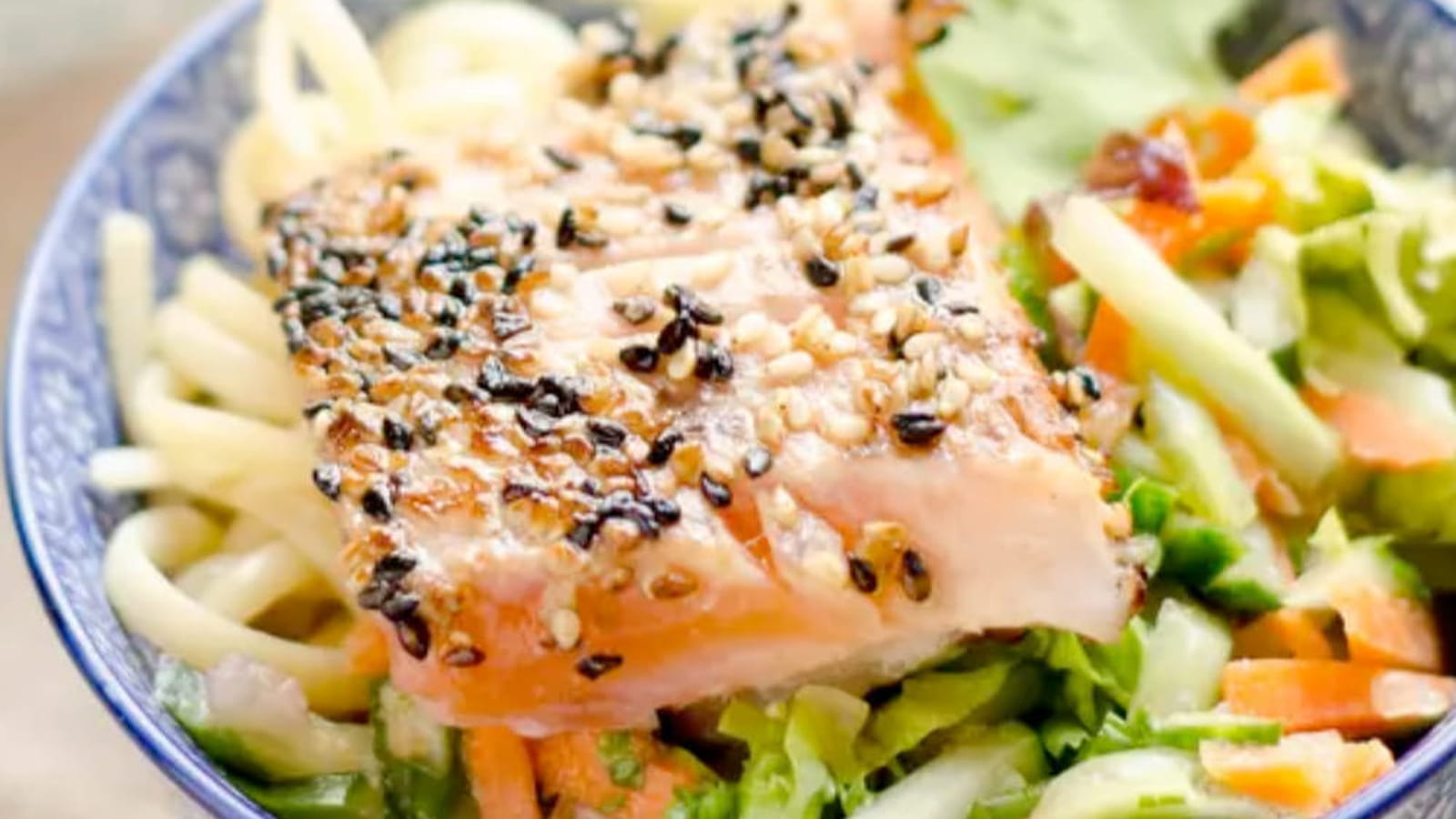 Saumon mi-cuit au sésame, salade asiatique, et nouilles tamarin-cacahuètes