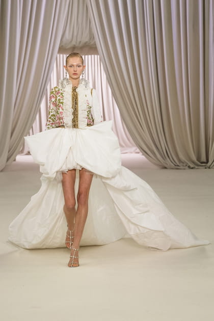 Look 40&nbsp;du d&eacute;fil&eacute; Giambattista Valli