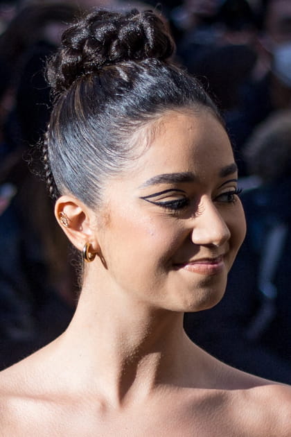 Le chignon haut tress&eacute; de L&eacute;na Mahfouf