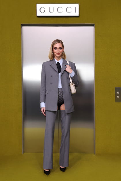 Chiara Ferragni en pantalon de costume gris coup&eacute; et culotte taille haute en dentelle au d&eacute;fil&eacute; Gucci
