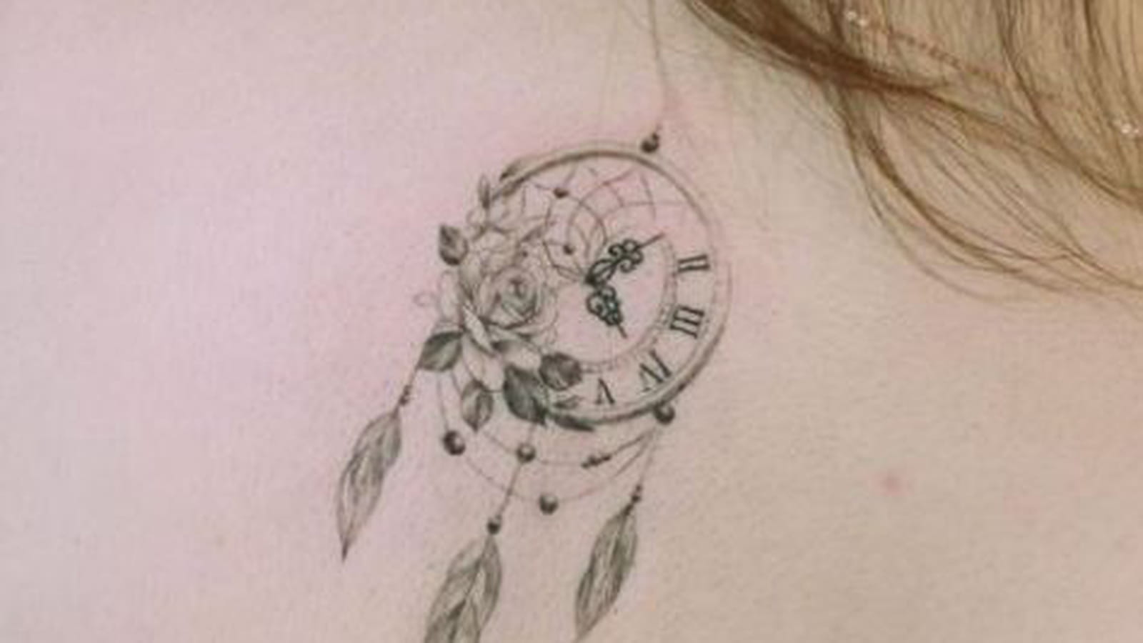 Horloge et attrape-rêve sous la nuque