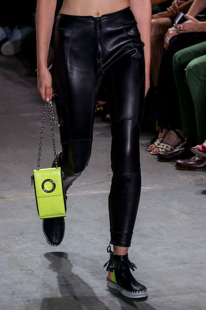 Le mini sac allong&eacute; du d&eacute;fil&eacute; Alexander Wang