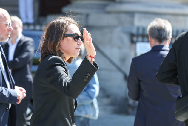 Laura Smet salue la foule aux obs&egrave;ques de Nathalie Baye