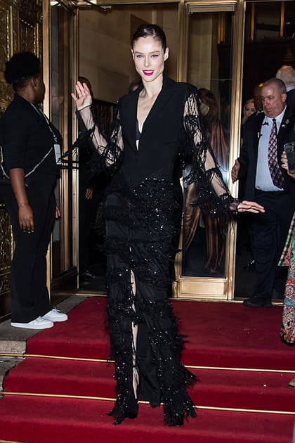 Coco Rocha en robe noire fendue en tulle et strass au d&eacute;fil&eacute; Christian Siriano