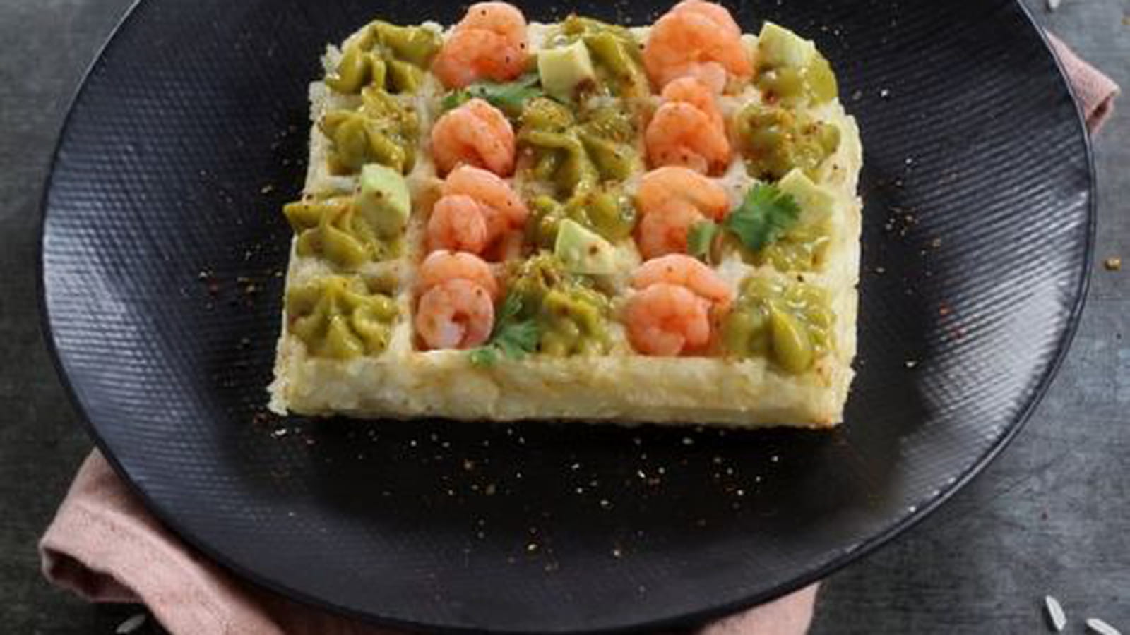Gaufres de riz à la crème d'avocat et petites crevettes