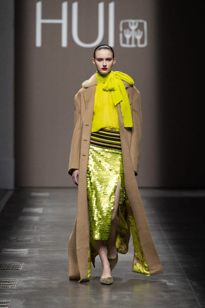 Jupe &agrave; sequins verts et top &agrave; lavalli&egrave;re jaune fluo aper&ccedil;us sur le d&eacute;fil&eacute; Hui