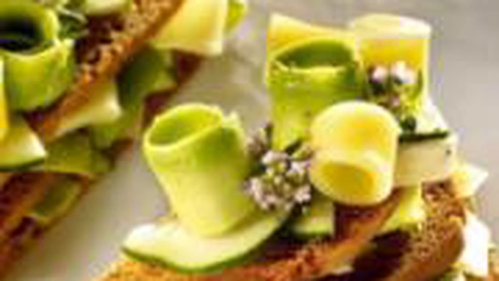 Millefeuille comté, pain d'épice, avocat et concombre