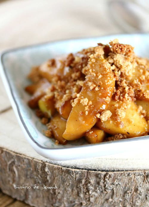 Pommes caramélisées au sucre de coco et purée d'amandes et son crumble