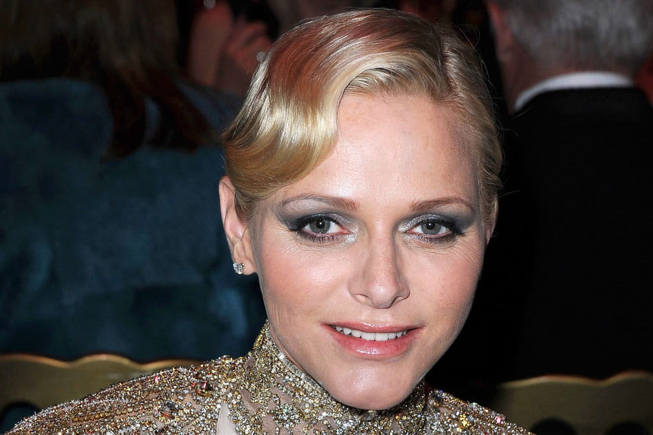 Le smoky eyes argent&eacute; de Charlene de Monaco