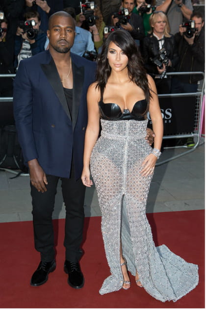 Kim Kardashian en robe décolletée transparente