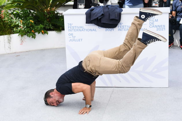 Jean Dujardin s'éclate (au sol)