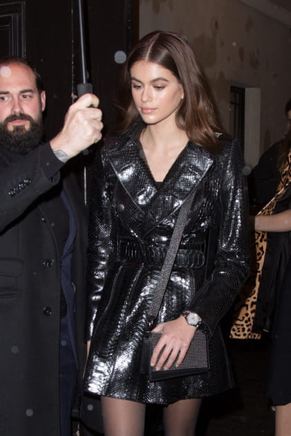 Kaia Gerber en trench noir emboss&eacute; crocodile