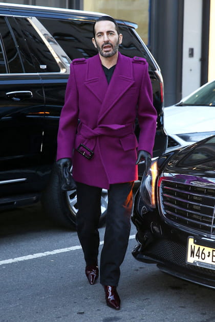 Marc Jacobs en veste cintr&eacute;e violette et pantalon droit au d&eacute;fil&eacute; Proenza Schouler