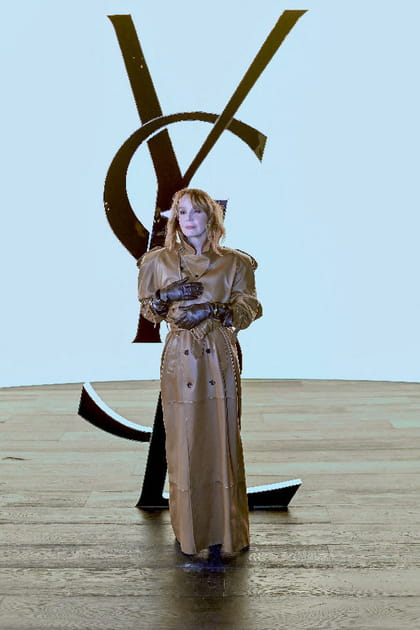 Philippine Leroy-Beaulieu en trench en cuir marron