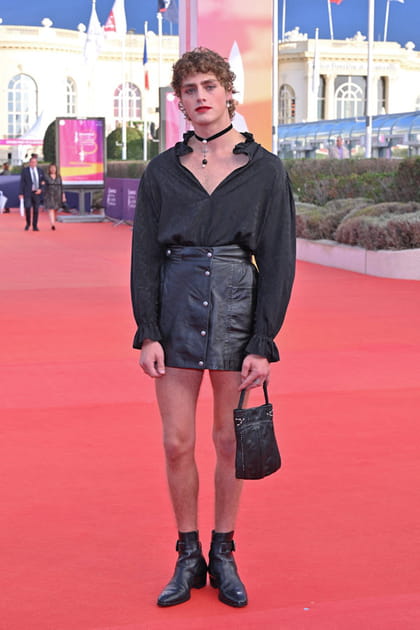 Fin Argus en blouse et jupe noires