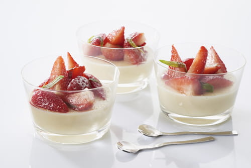 Panna cotta de quenelles et fraises marinées à l'estragon