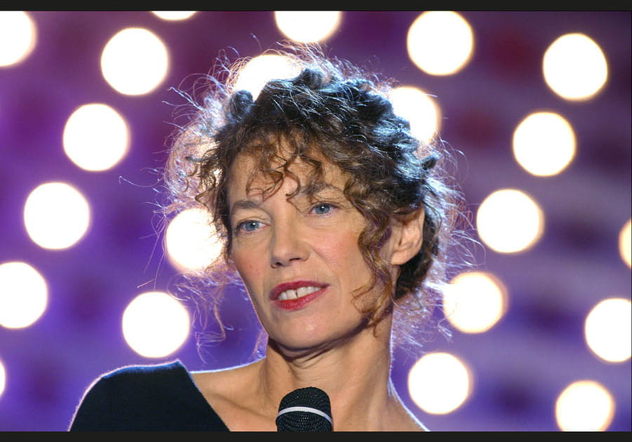 La frange boucl&eacute;e de Jane Birkin