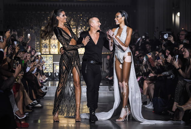 Izabel Goulart, Julien Macdonald et Winnie Harlow lors du d&eacute;fil&eacute; Julien Macdonald