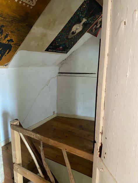 Avant&nbsp;: une petite chambre avec escalier au milieu