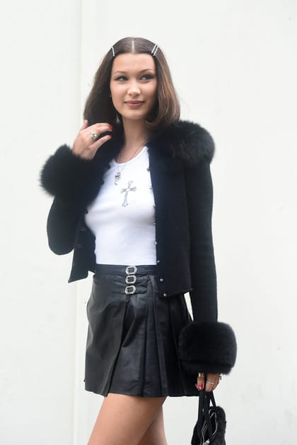 Bella Hadid en minijupe noire et gilet en fausse fourrure