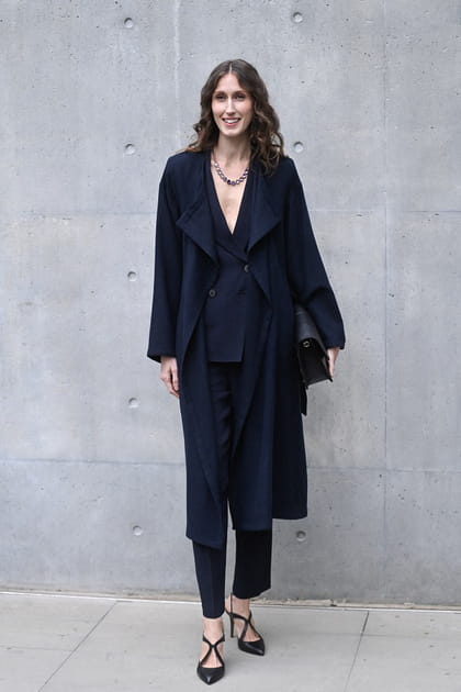 Anna Cleveland en trench marine et talons brides crois&eacute;es au d&eacute;fil&eacute; Emporio Armani