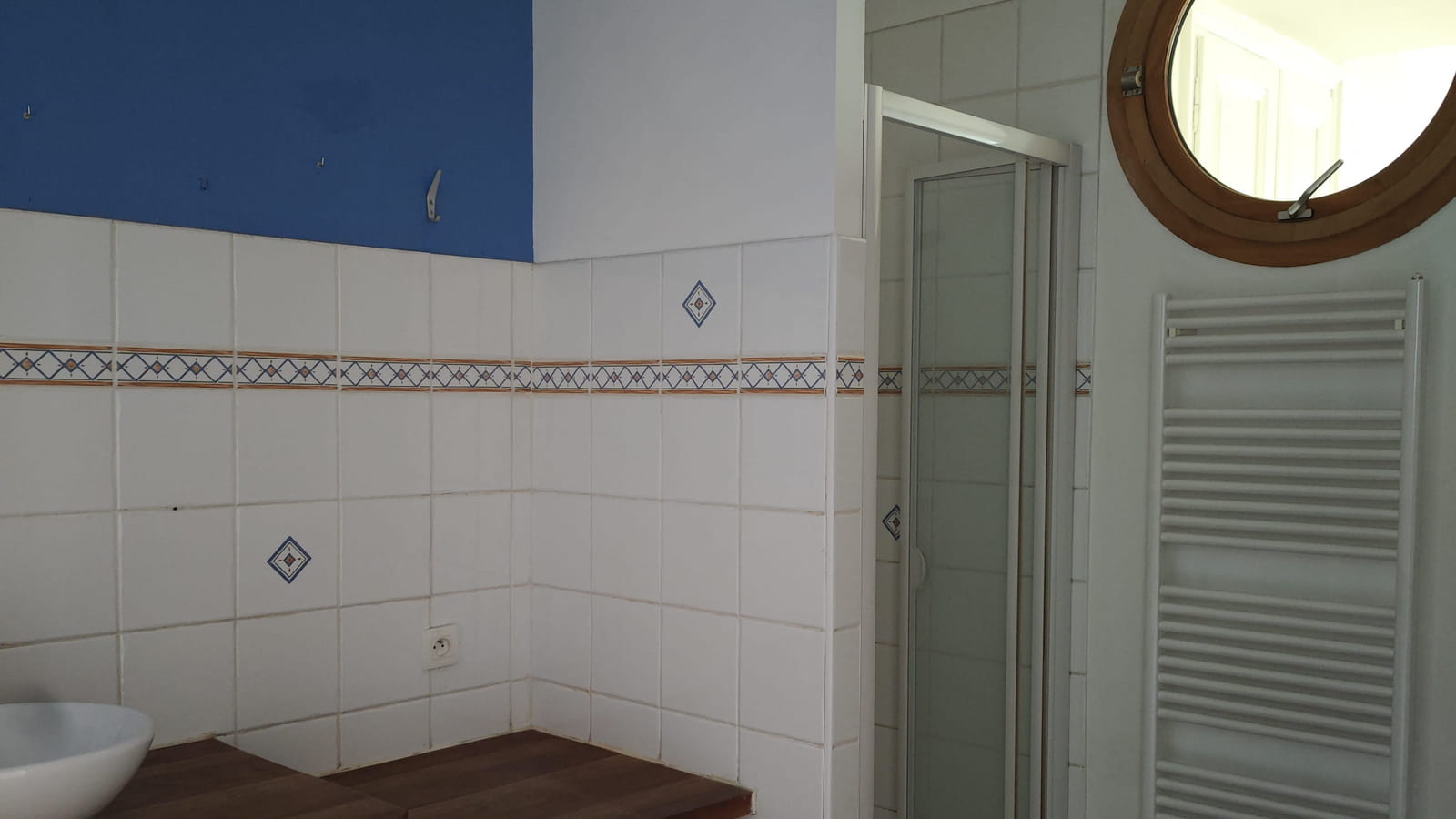 Salle d'eau avant 