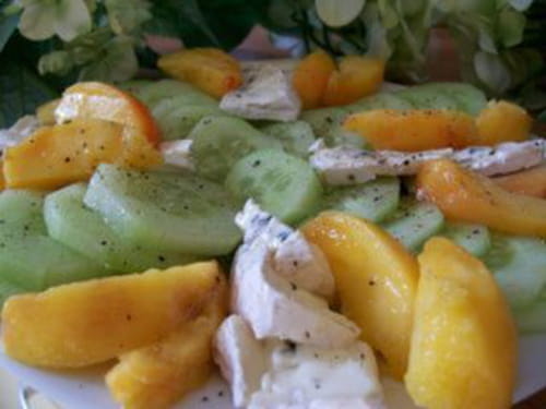 Carpaccio de pêches au bleu de Bresse