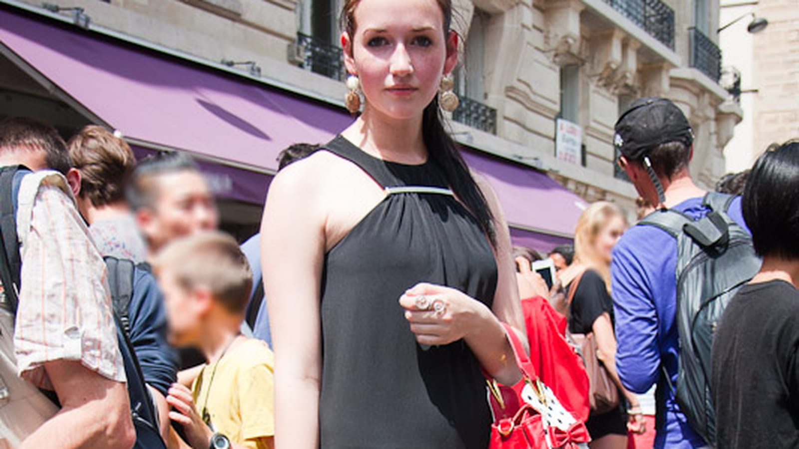 Petite robe noire et gros escarpins
