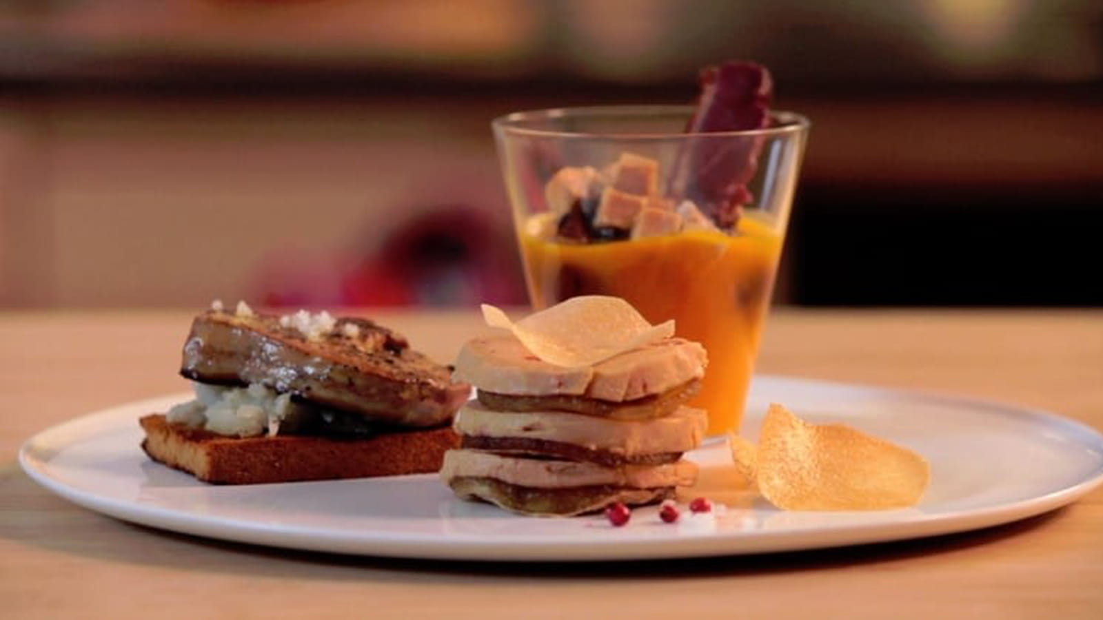 Foie gras poêlé, purée de topinambours sur pain d'épices, velouté de potimarron, magret de canard et feuilleté au foie gras