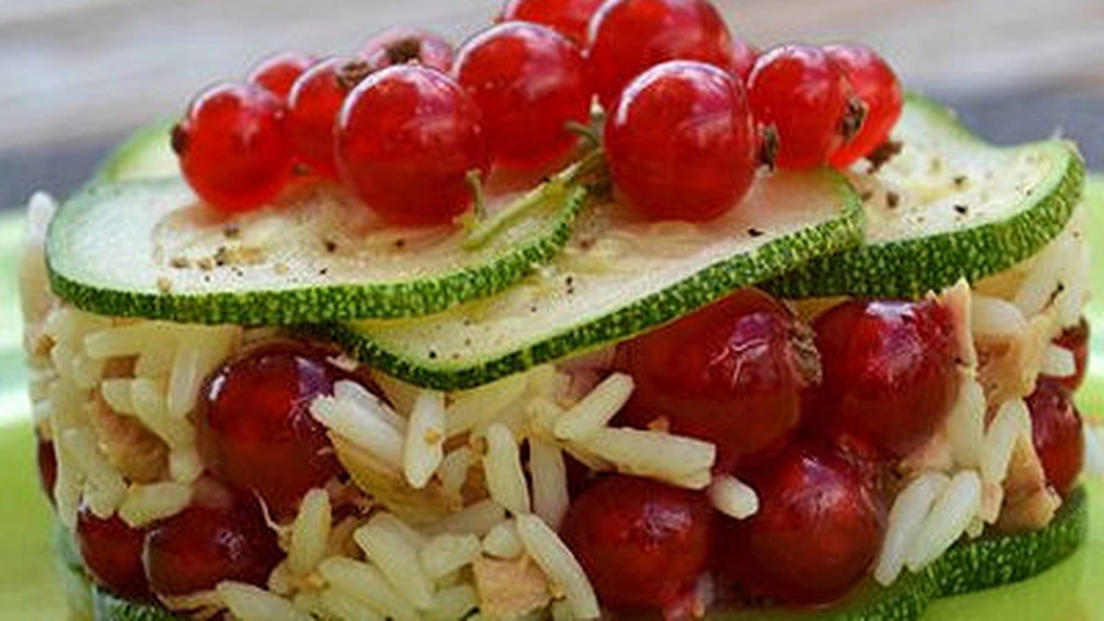 Salade de riz au thon, courgette et groseilles rouges