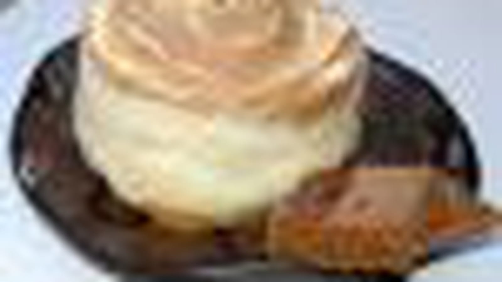 Mousse poire, praliné, cœur caramel