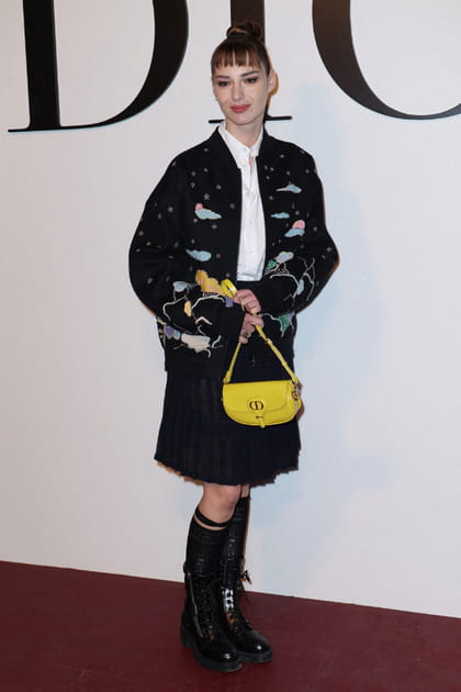 Louise Bourgoin en look Dior à veste à motif et mini sac à main jaune