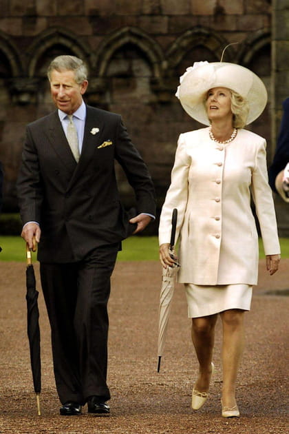 Camilla Parker-Bowles en ensemble blanc et chapeau large assorti