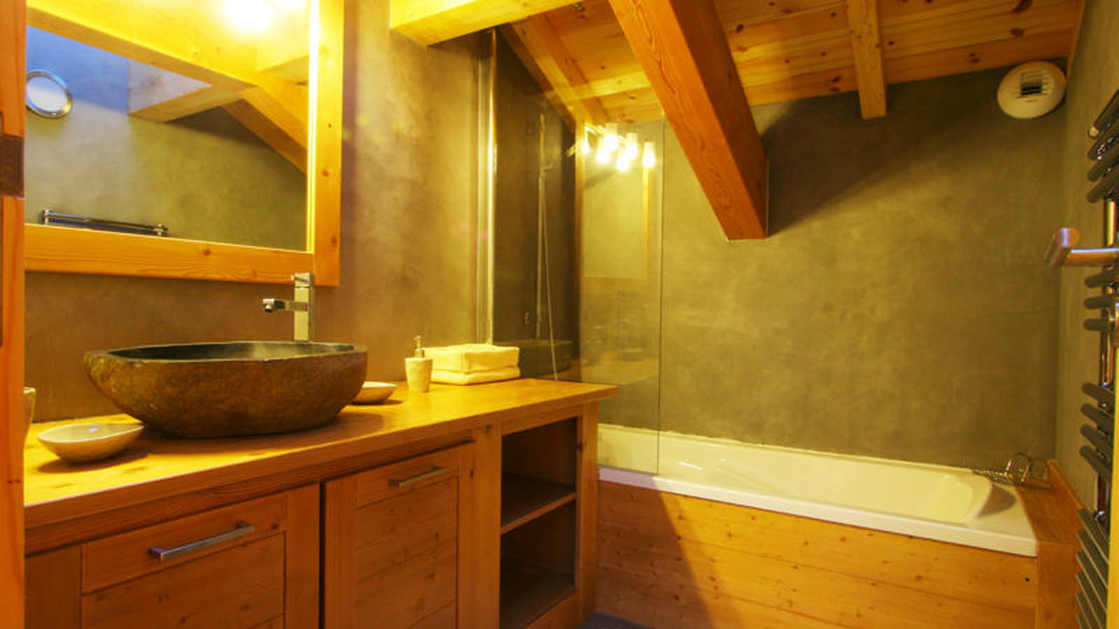 En bois clair et chaux