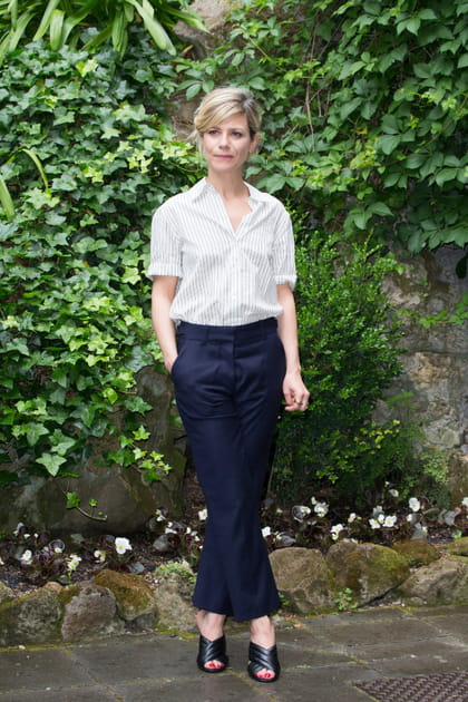 Marina Foïs en chemisette blanche rayée