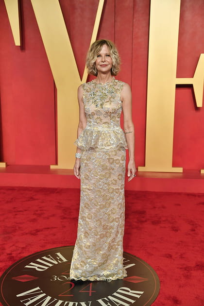Meg Ryan en robe dor&eacute;e brod&eacute;e de fleurs