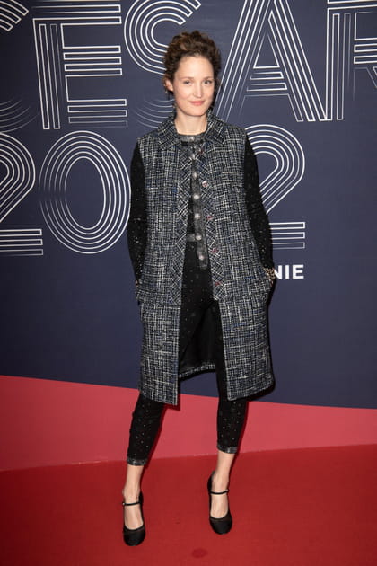 Vicky Krieps en veste sans manches Chanel