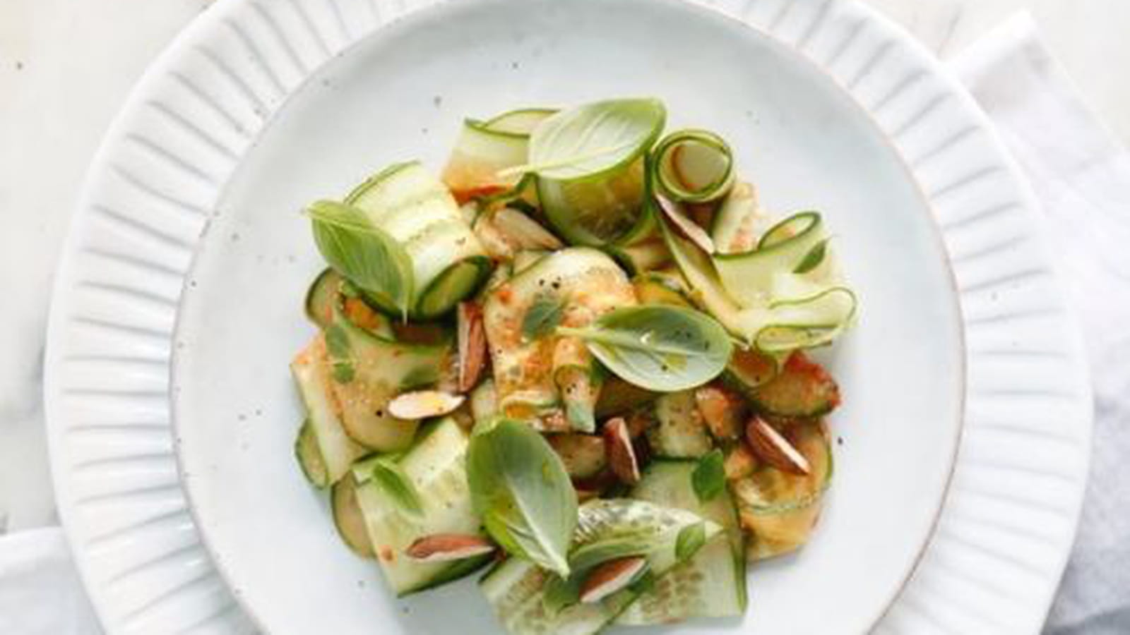 Concombres de France en tagliatelles et pesto au piment, miel et amandes