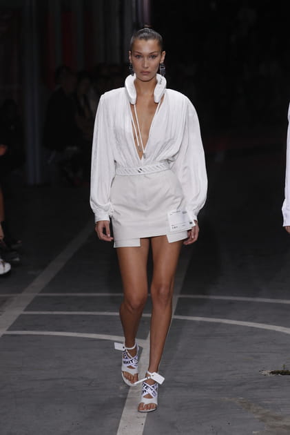 Bella Hadid lors du d&eacute;fil&eacute; Off-White printemps-&eacute;t&eacute; 2019