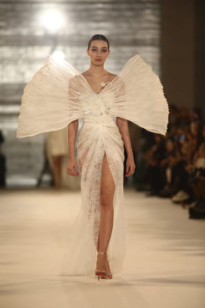 Robe fendue blanche en dentelle aper&ccedil;ue sur le d&eacute;fil&eacute; Juana Martin