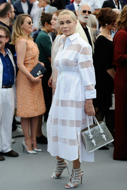 Emmanuelle Béart en robe longue blanche à rayures transparentes