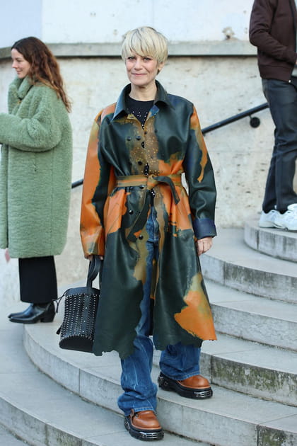 Marina Fo&iuml;s en trench cintr&eacute; multicolore et bottes compens&eacute;es marron et noir au d&eacute;fil&eacute; Paco Rabanne