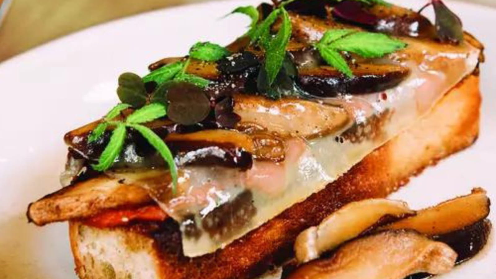 Tartine de pain au lait toasté, shiitakés sautés et dip salsa piquante
